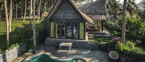 Kolam renang outdoor, dengan kursi berjemur