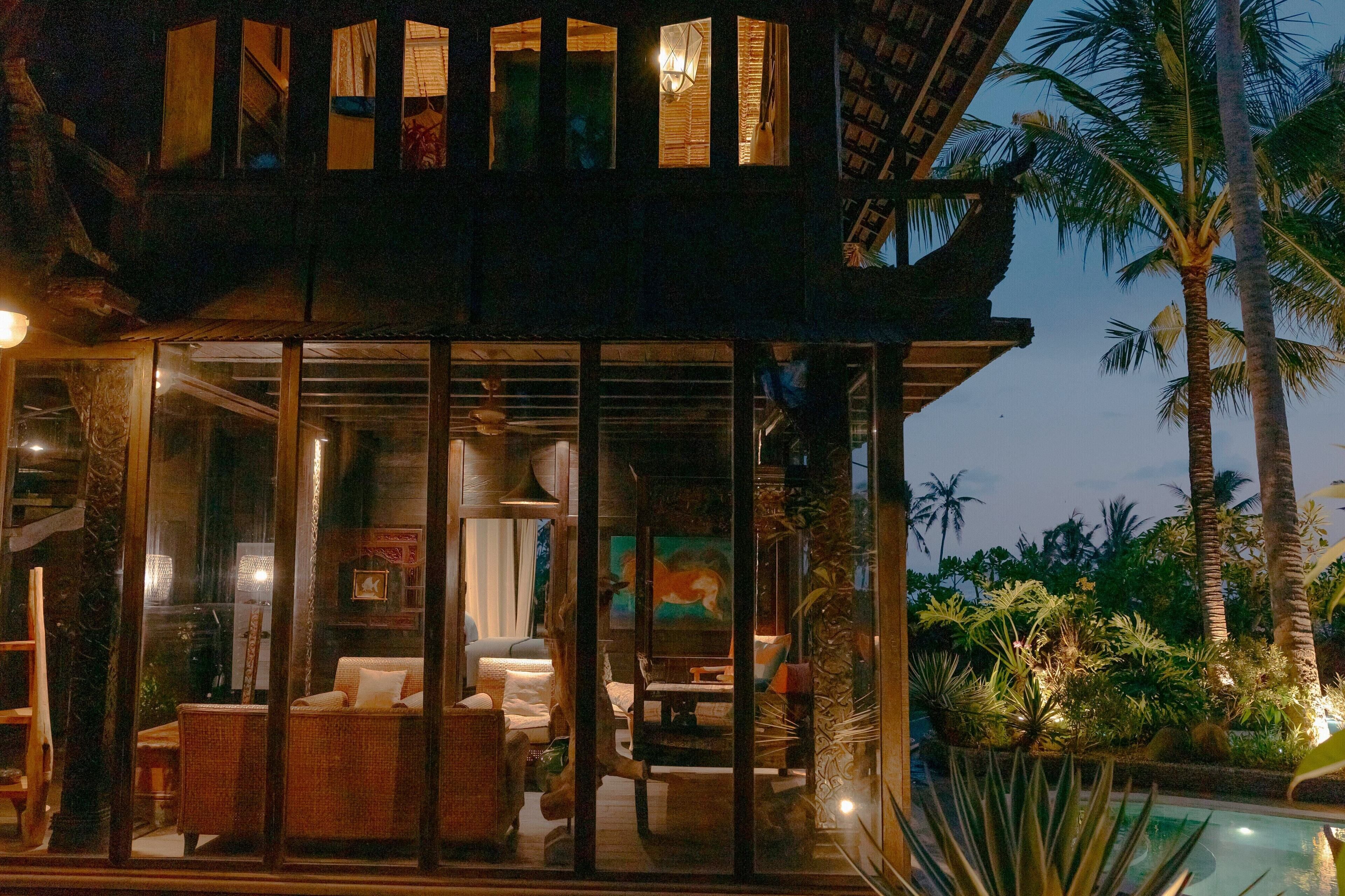 74-cm Smart TV with digital channels, Netflix, streaming services