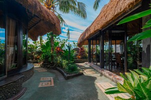 74-cm Smart TV with digital channels, Netflix, streaming services