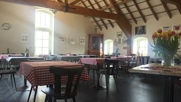 Free daily English breakfast