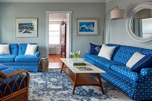 Nantucket Harbor Suite | Zona de estar | Una televisión