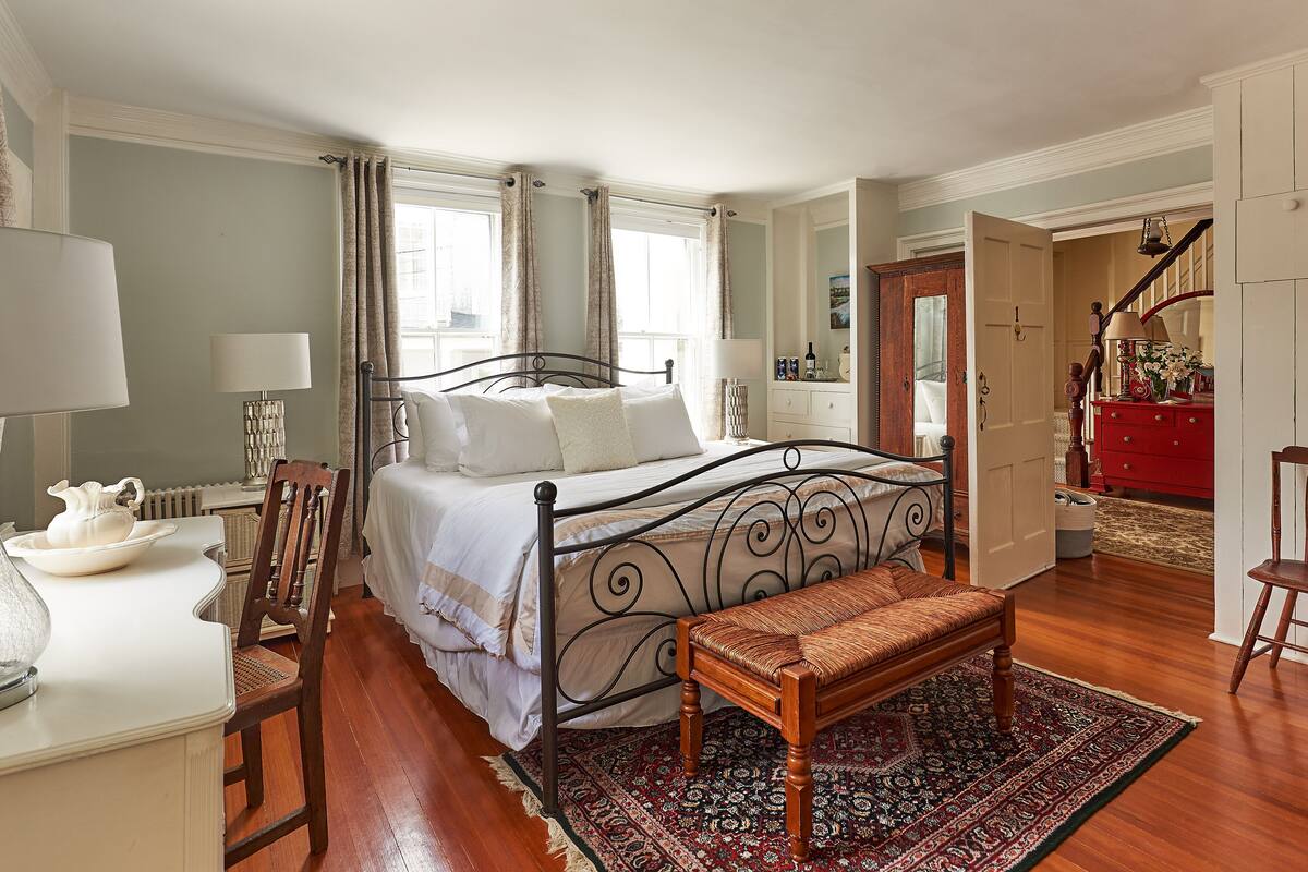 Rainbow Fleet Room | Premium bedding, iron/ironing board, WiFi (free), individually decorated