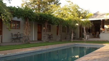 Piscina all'aperto, lettini