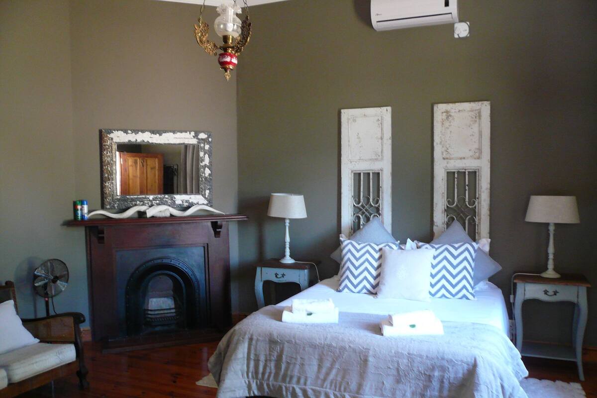 Sir Keiser Luxury Double Unit | In-room safe, individually furnished, iron/ironing board, free WiFi