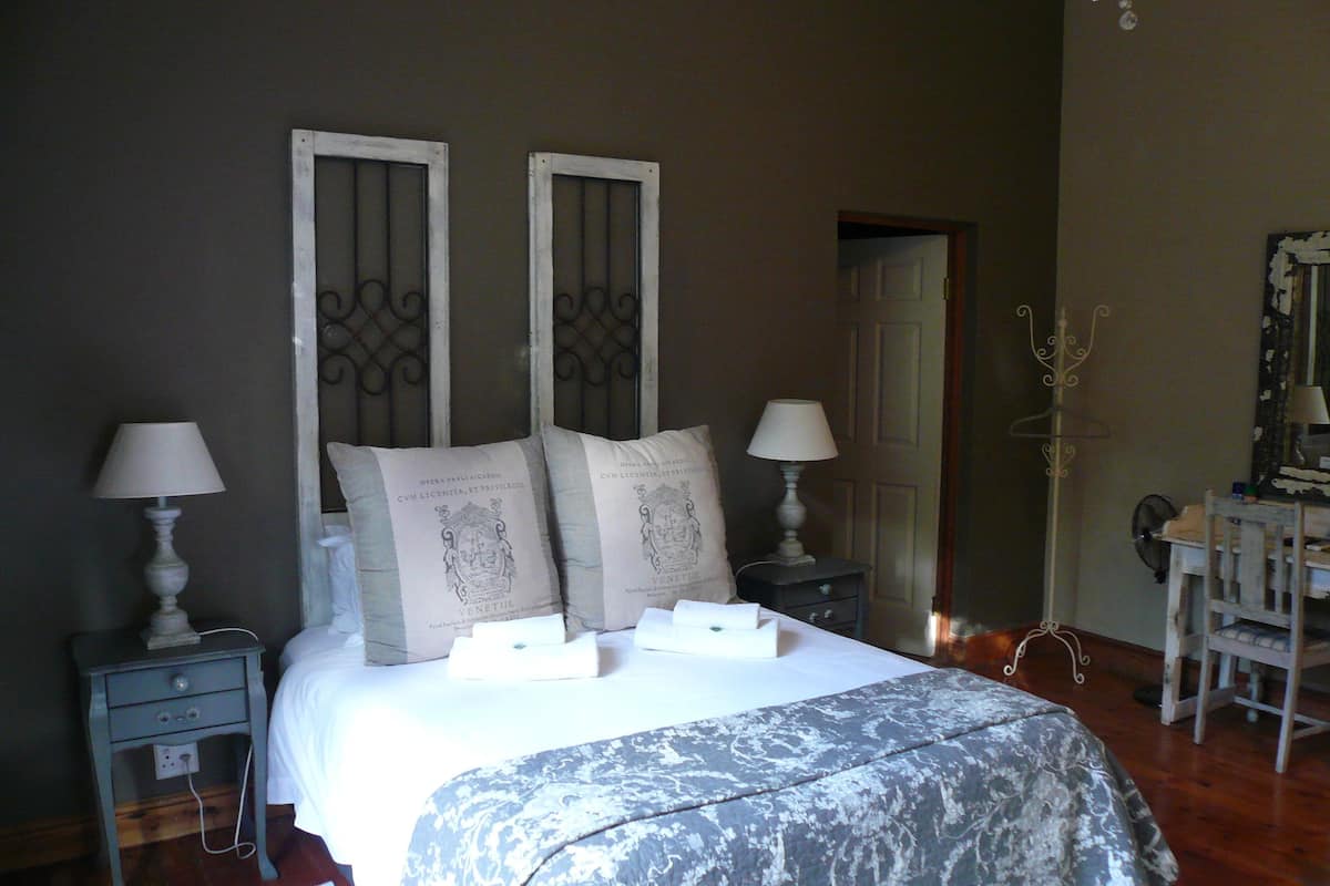 Sir Keiser King Rooms | In-room safe, individually furnished, iron/ironing board, free WiFi