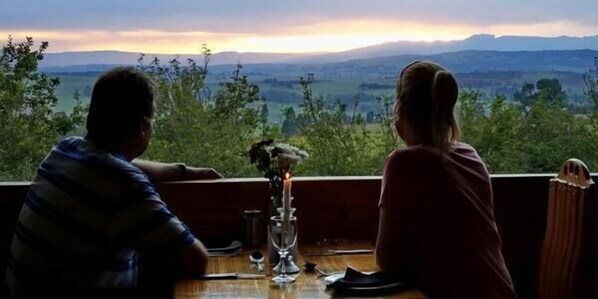 Breakfast and dinner served - Sycamore Avenue Treehouses (Mooirivier)