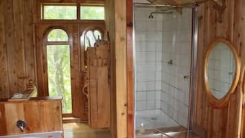 Faraway Treehouse | Bathroom | Shower, hair dryer, towels