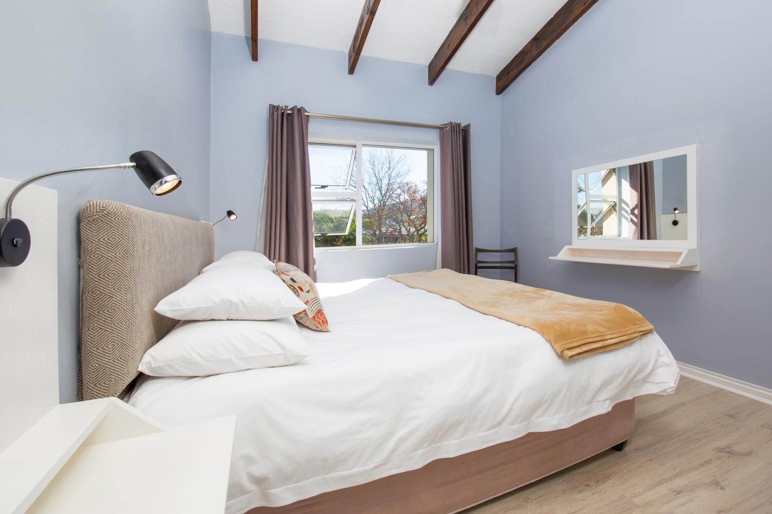 1 kamar tidur, didekorasi berbeda-beda, dan setrika/meja setrika