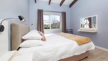 1 kamar tidur, didekorasi berbeda-beda, dan setrika/meja setrika