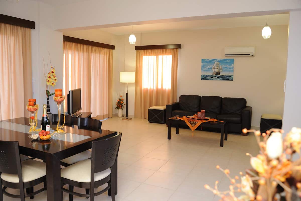 Villa Royal, 3 camere da letto, piscina privata | Area soggiorno | TV a schermo piatto 32 pollici con canali satellitari, TV, caminetto