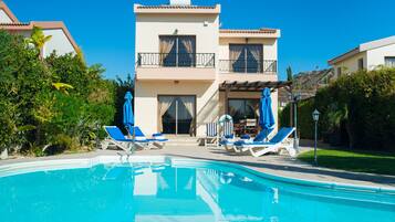 Biệt thự Royal, 3 phòng ngủ, hồ bơi riêng | Phòng tắm | Bồn tắm và buồng tắm vòi sen riêng, đồ dùng nhà tắm miễn phí