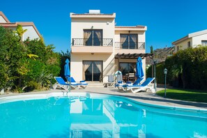 Royal Villa, 3 Bedrooms, Private Pool | Bathroom | Separate bathtub and shower, free toiletries, hair dryer, towels - Vineland Holiday Villas (Pissouri)