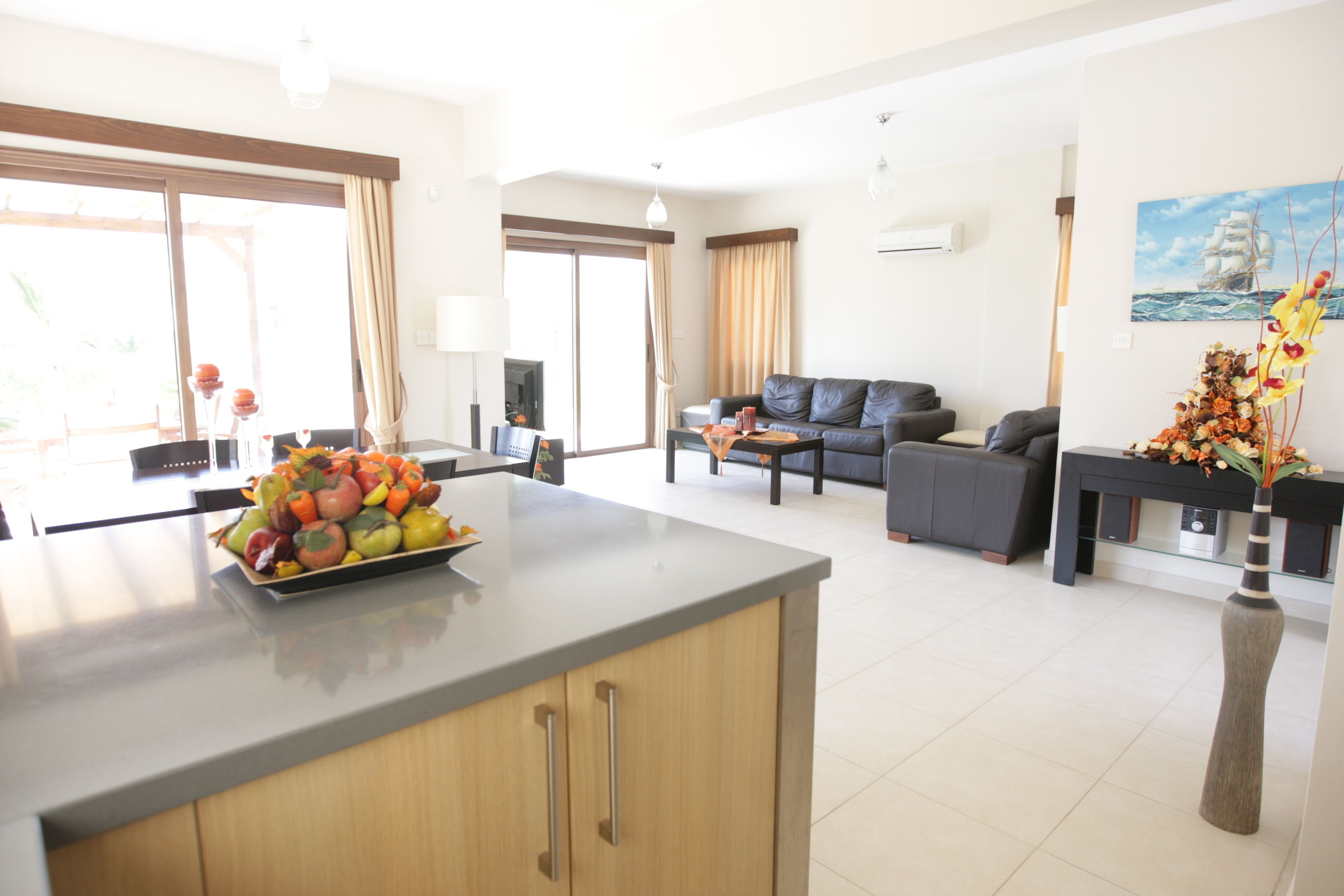 Villa de lujo, 3 habitaciones, alberca privada, vista al mar | Área de sala de estar | Televisión LCD de 32 pulgadas con canales vía satélite y televisión 