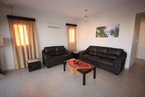 Luksus-villa - 3 soveværelser - privat pool | Stue | 32-tommers LCD-tv med satellitkanaler, tv, dvd-afspiller