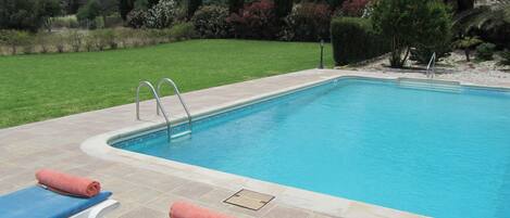 Huvila, 3 makuuhuonetta, yksityinen uima-allas, puutarha-alue | Uima-allas | Ulkouima-allas