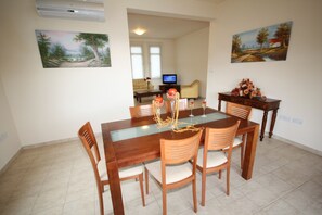 Villa, 3 slaapkamers, privézwembad, tuin | Dineren in de kamer