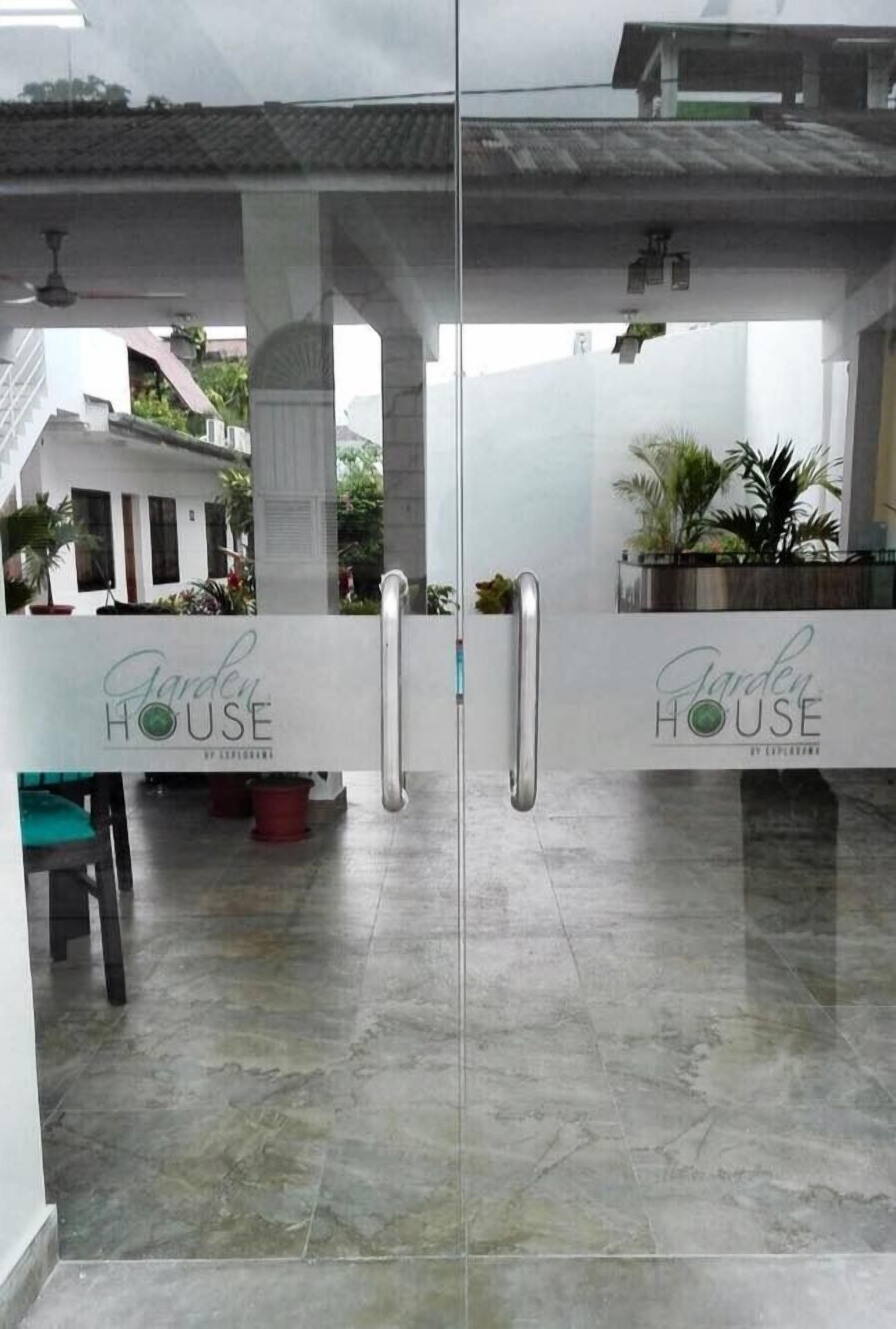 Pintu masuk properti