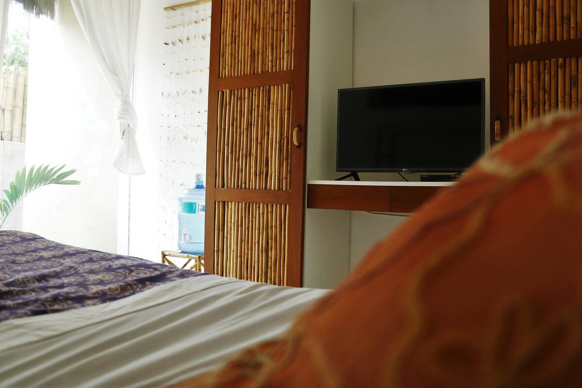 Economy Studio, 1 Bedroom, Private Bathroom, Beachside | Minibar, in-room safe, blackout drapes, cribs (free)