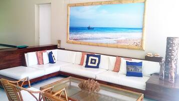 Beach views, serves breakfast, lunch, and dinner