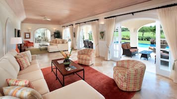Villa de lujo, 6 habitaciones, vista al resort, junto a la alberca | Sala de estar | Televisión de pantalla plana