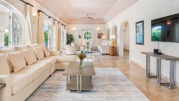 Villa de lujo, 6 habitaciones, vista al resort, junto a la alberca | Área de sala de estar | Televisión de pantalla plana