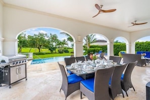 Vila superluxo, 6 quartos, vista para o resort, ao lado da piscina | Terraço/pátio
