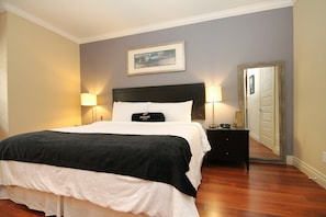 Studio Apartment | Premium bedding, individually furnished, desk, blackout curtains - Premiere Suites - St. John's Signal Hill (St. John's)