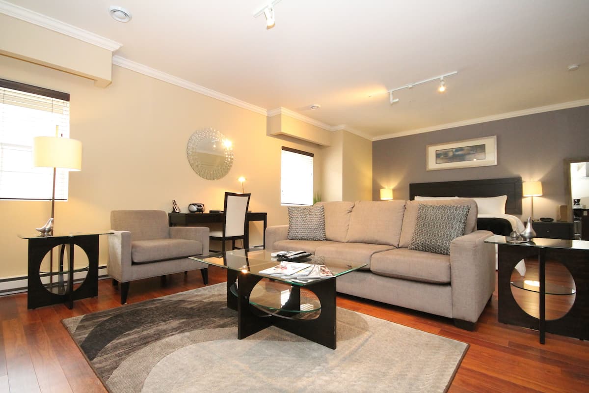 Departamento ejecutivo, 1 cama King size, cocina | Ropa de cama de alta calidad, muebles diferentes y escritorio