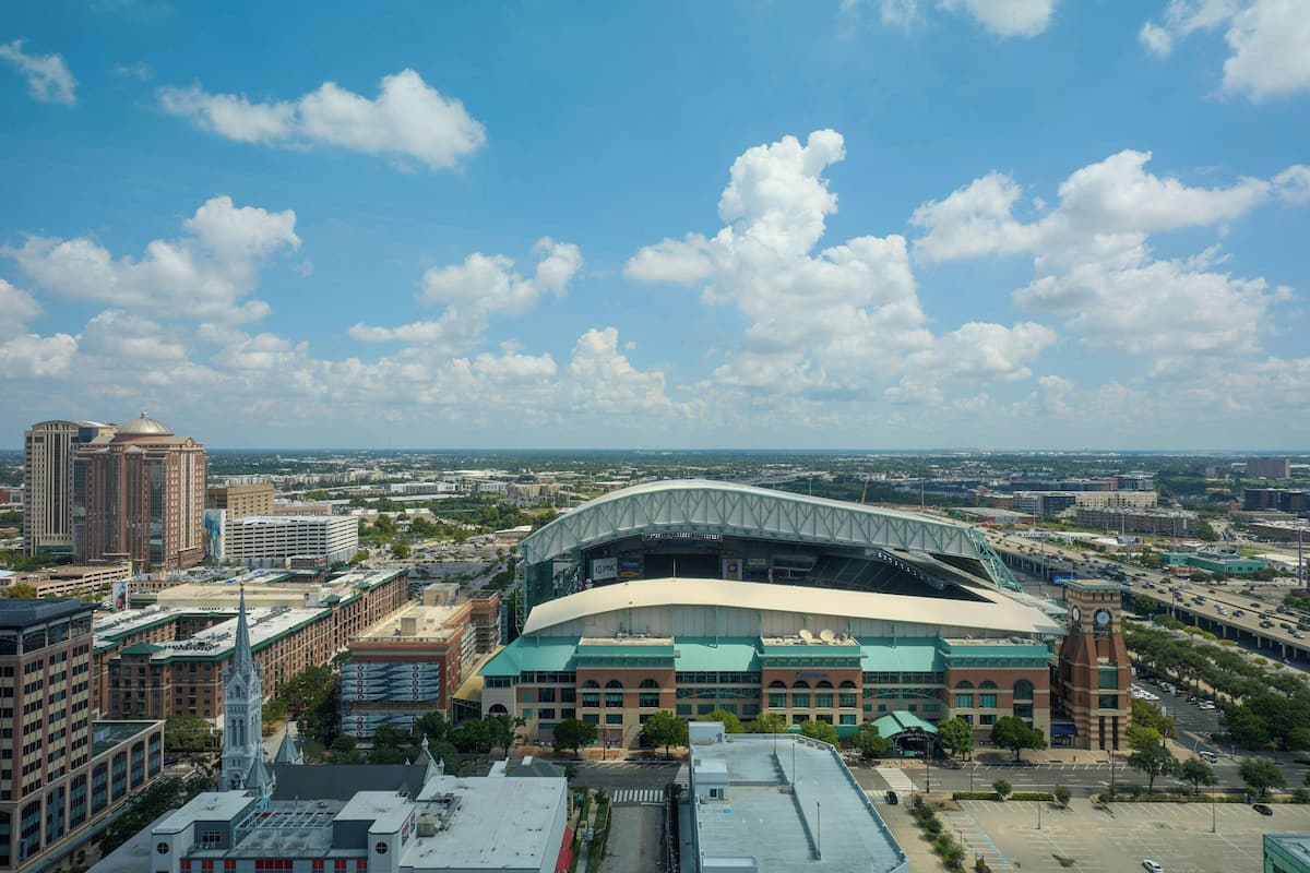 Ropa de cama hipoalergénica y caja de seguridad en la habitación