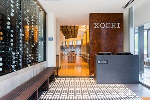 4 間餐廳;供應早餐、午餐、晚餐;美國菜