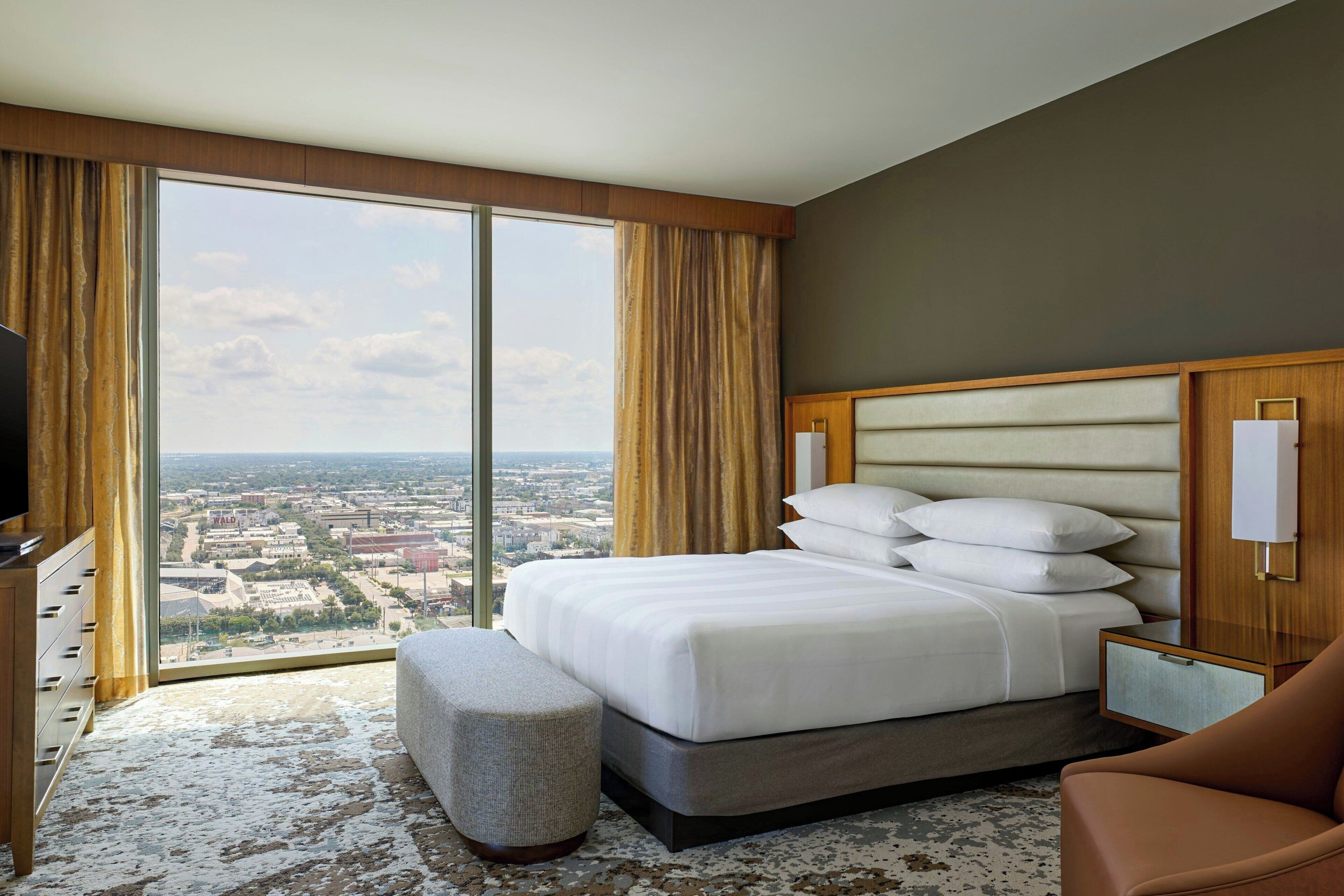 Roupas de cama antialérgicas, cofres nos quartos, escrivaninha