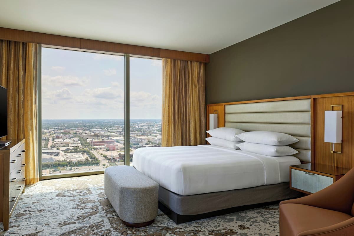 Hypo-allergenic bedding, in-room safe, desk, laptop workspace