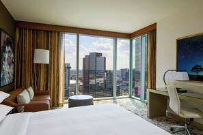 Room, 1 King Bed, Corner | Hypo-allergenic bedding, in-room safe, desk, laptop workspace - Marriott Marquis Houston (Houston)