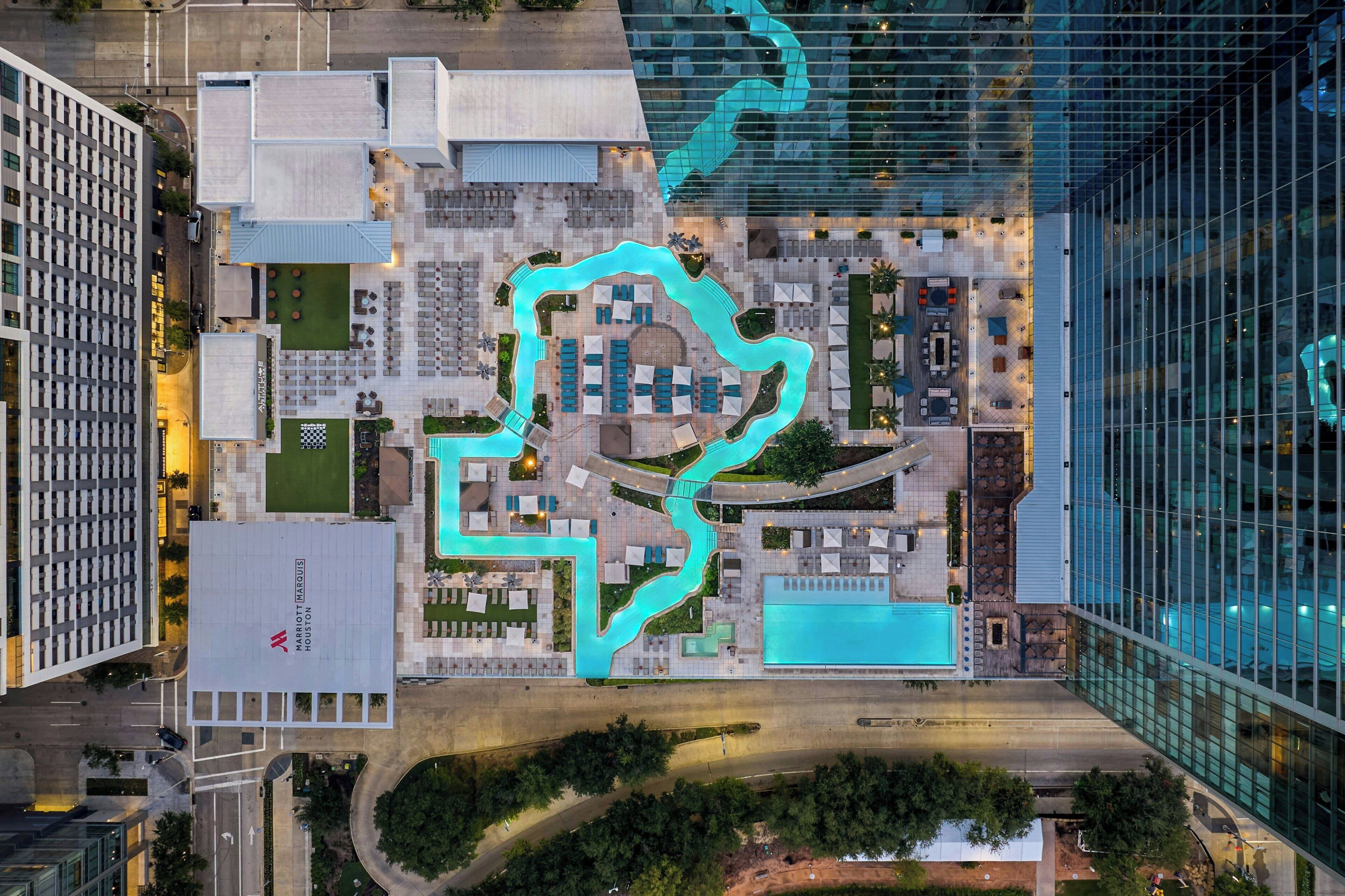 2 kolam renang outdoor, dengan cabana (dengan biaya tambahan)