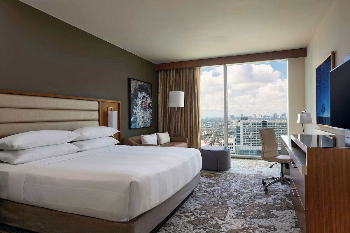 Hypo-allergenic bedding, in-room safe, desk, laptop workspace