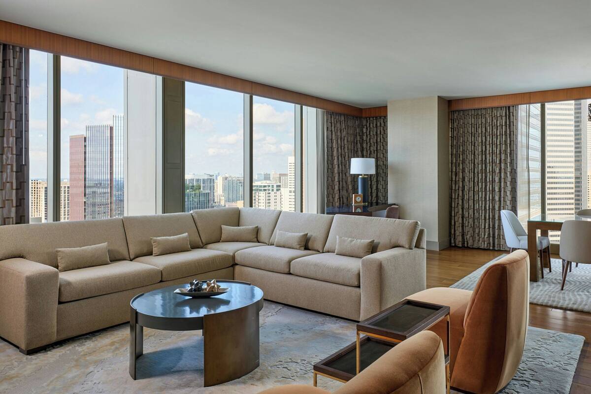 Vice Presidential Suite, 1 Bedroom, Non Smoking | Oppholdsrom | En 55-tommers LED-TV med kabel-kanaler samt TV
