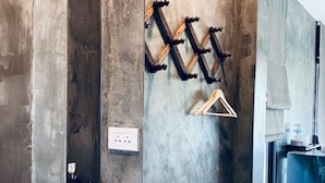Rom – comfort | Skrivebord, blendingsgardiner, wi-fi (inkludert) og individuelt dekorert