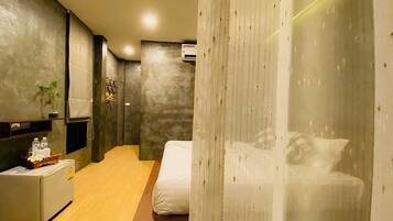 Comfort Room | Desk, blackout curtains, free WiFi, individually decorated