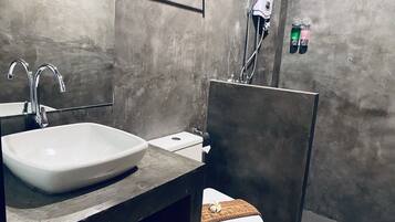 Comfort Room | Bathroom | Shower, free toiletries, hair dryer, towels