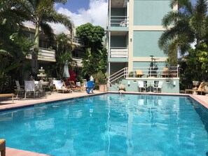 Outdoor pool, pool umbrellas, sun loungers - Manhattan Tower Apartment Hotel (Fort Lauderdale)