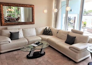 Apartment 108 | Living area - Manhattan Tower Apartment Hotel (Fort Lauderdale)