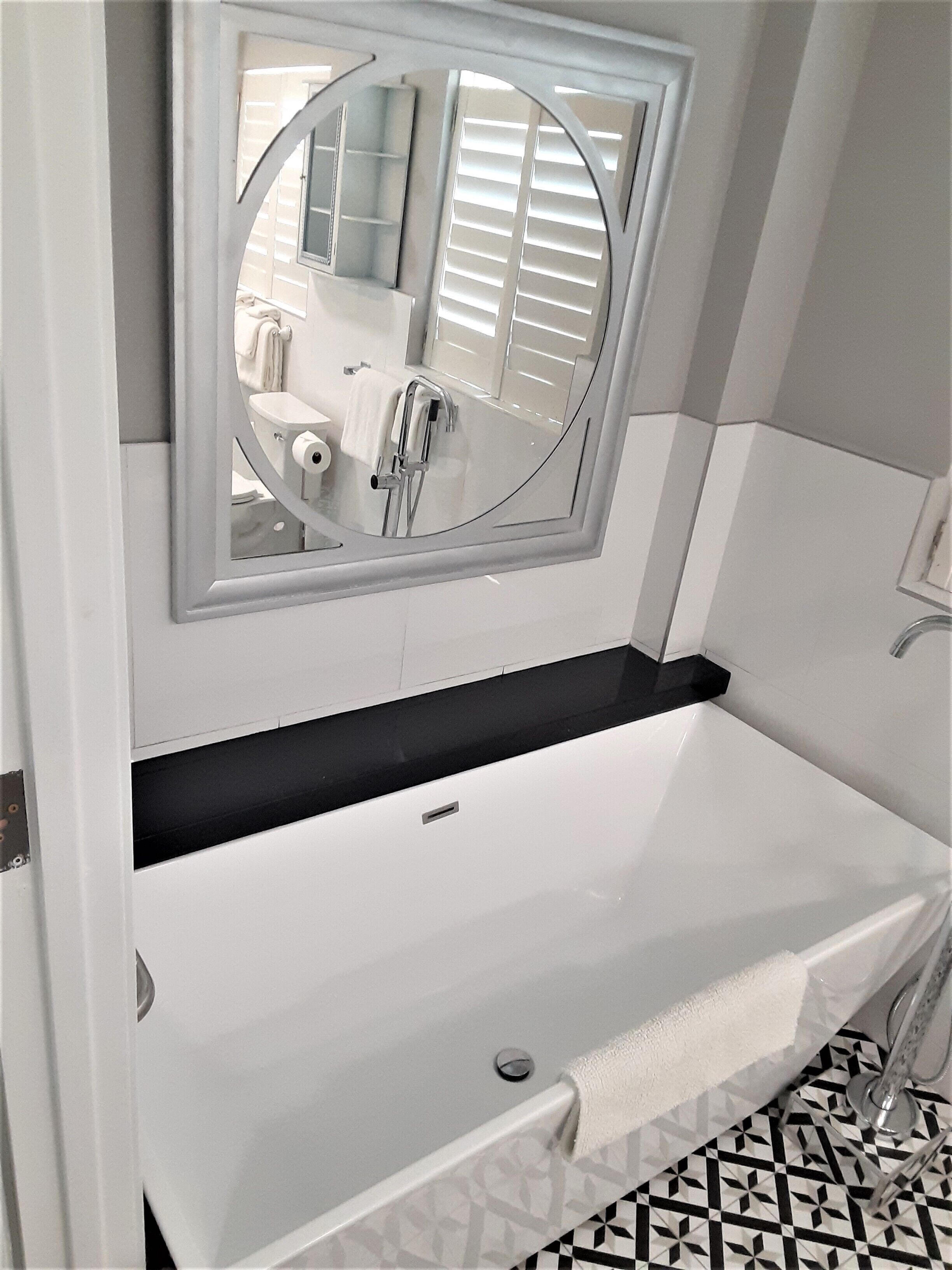 apartment 208 | bathroom | free toiletries, hair dryer, towels