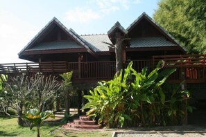 A wooden building with a sloped roof and a balcony. - Por Ar Yor Resort (Pai)