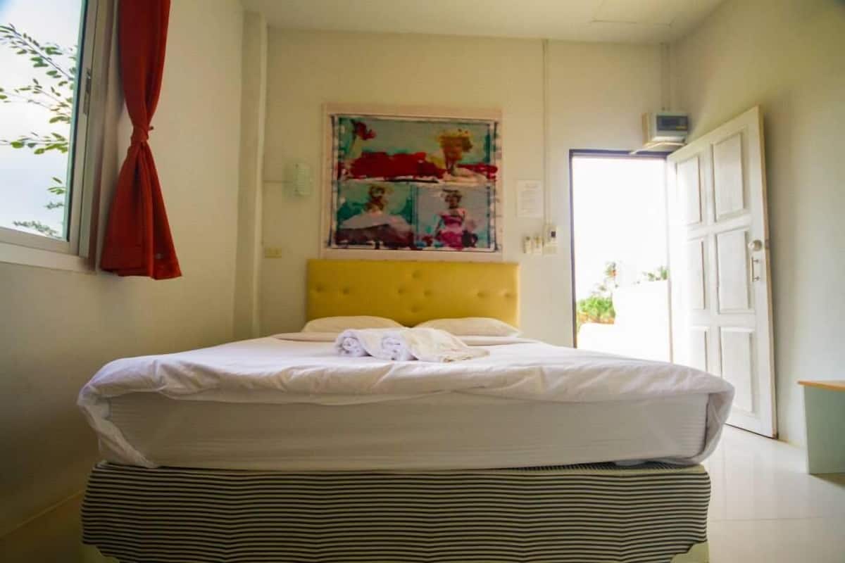 Habitación individual Deluxe, vista a la montaña | Área de sala de estar | Televisión de pantalla plana de 26 pulgadas con canales por cable