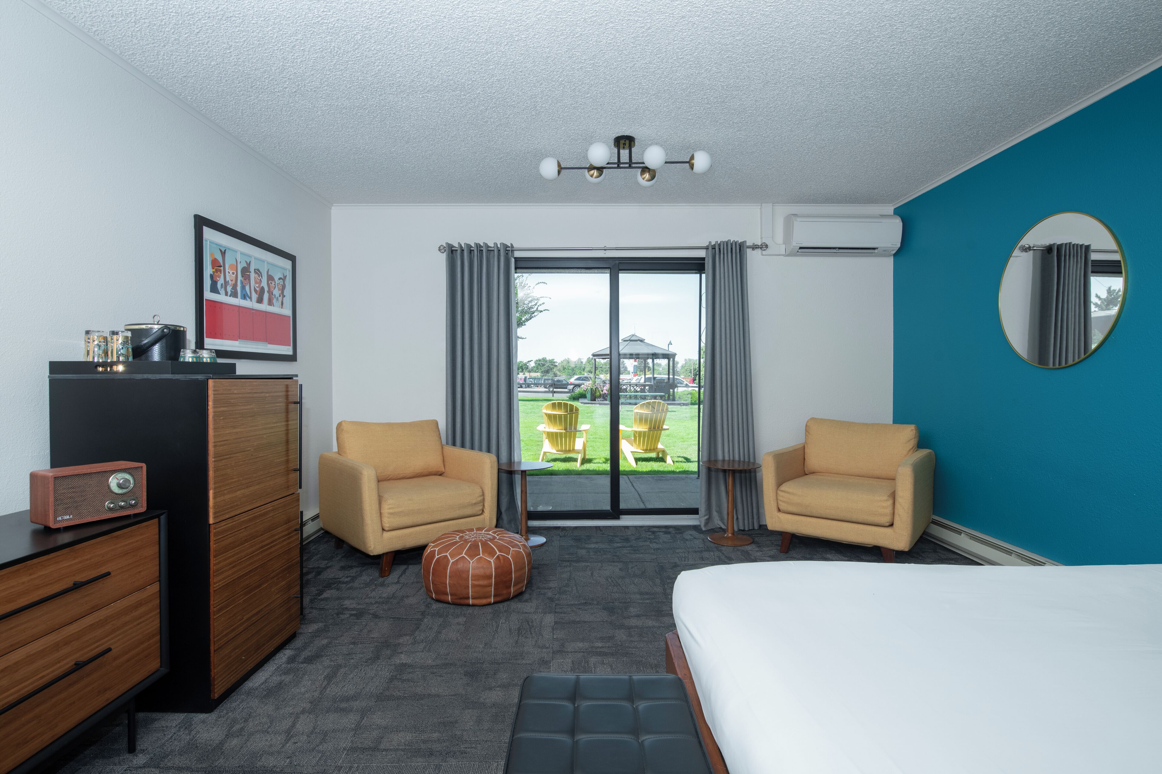 Bureau, espace de travail pour ordinateur portable, rideaux occultants