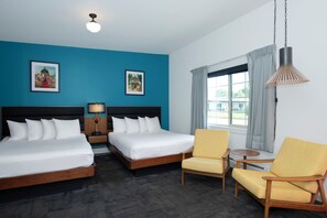 Camera Standard, 2 letti queen, frigorifero e microonde | 1 camera, una scrivania, postazione laptop, tende oscuranti