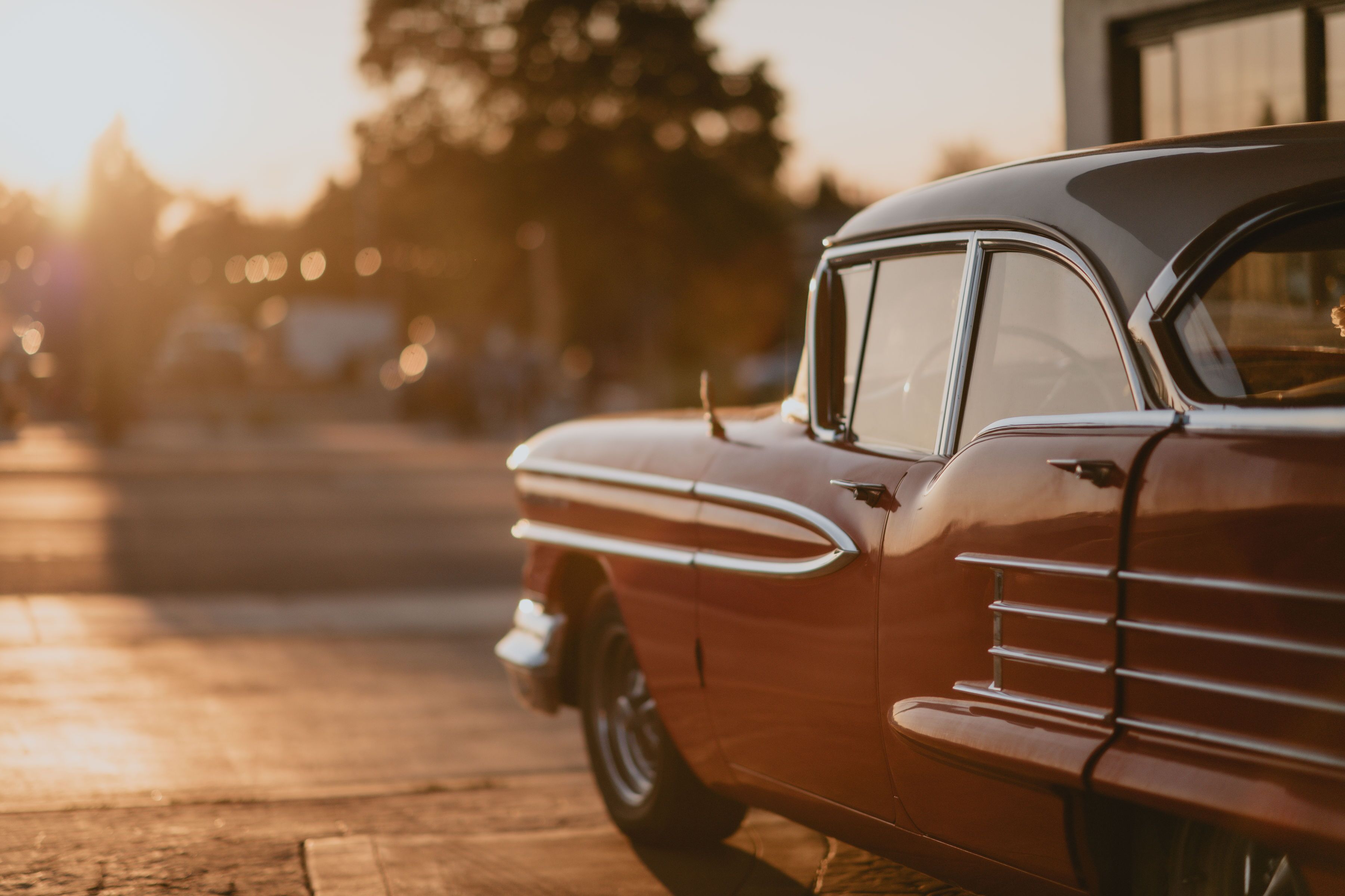 Une voiture ancienne garée à l’extérieur.