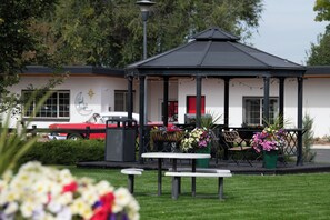 Courtyard - The Sapphire Motel (Bozeman)