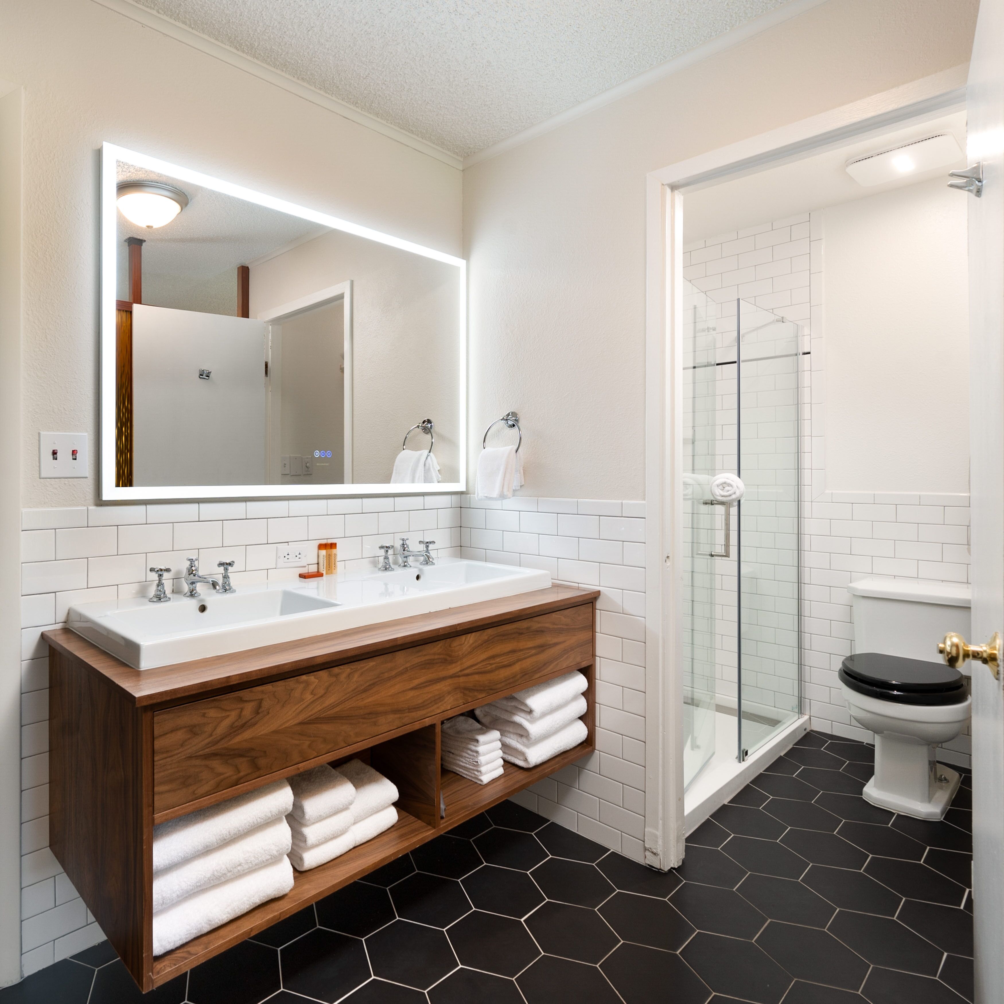 Chambre Triple Deluxe, plusieurs lits, réfrigérateur et four à micro-ondes, vue cour intérieure | Salle de bain