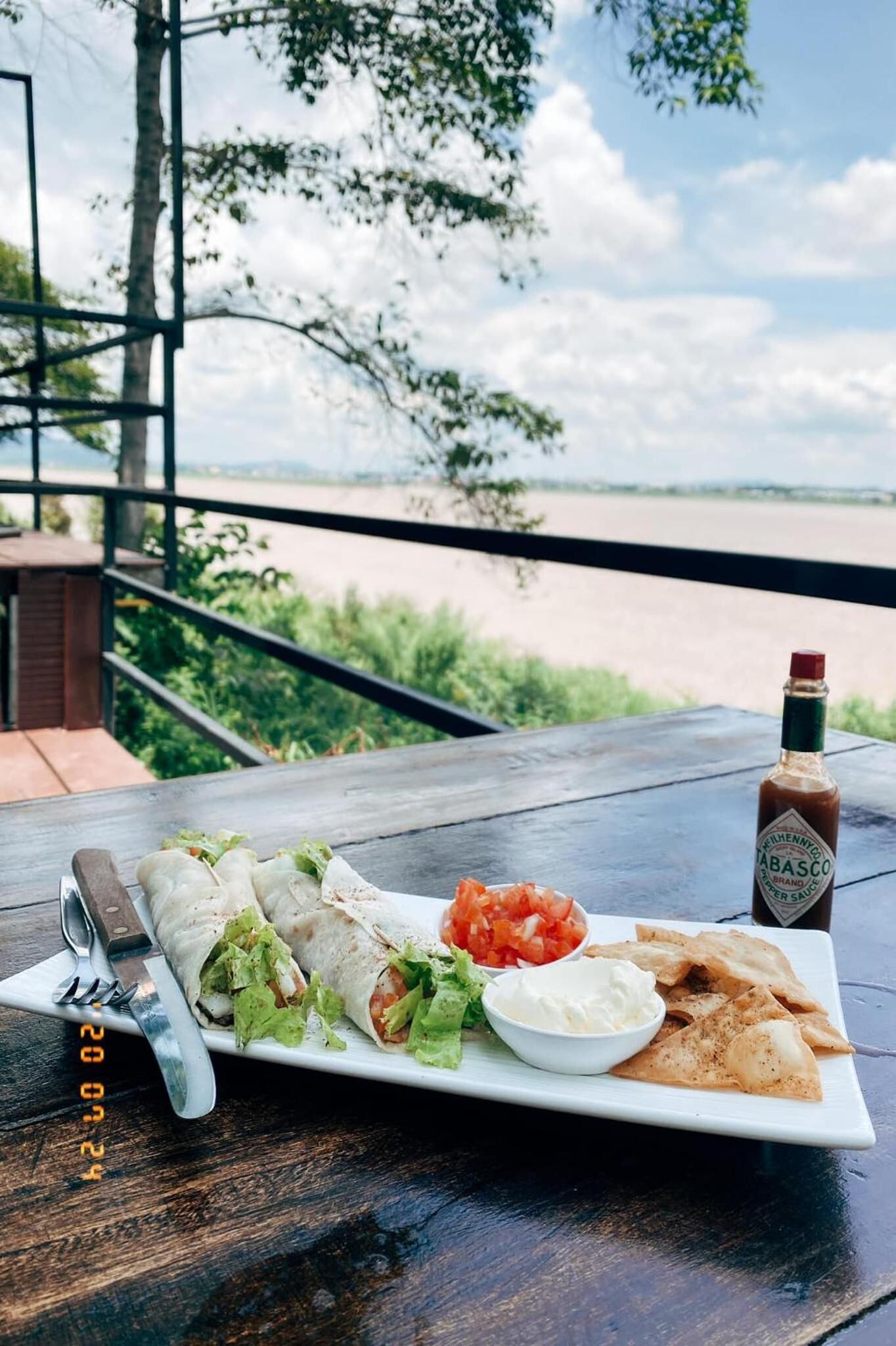 breakfast, lunch, dinner served; international cuisine